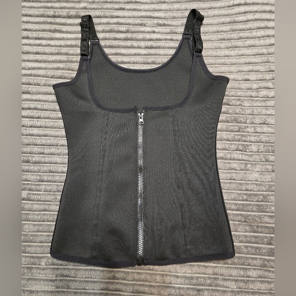 💚 B2G1 EUC shapewear with boning holds the ladies up too.